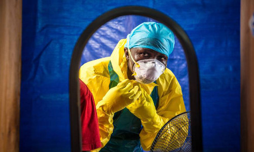 Ebola đã cướp đi sinh mạng của hơn 350 nhân viên ngành y tế ở Tây Phi.