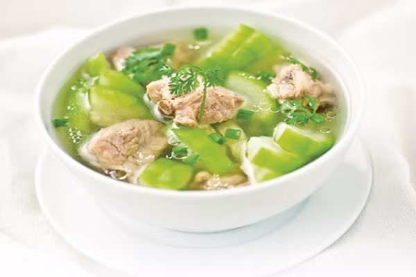 Canh bí đao nấu sườn. Bí đao là loại quả có khả năng sinh nhiệt thấp, hàm lượng chất béo gần như không có và có khả năng làm giảm tích tụ mỡ trong cơ thể nên nó là món dinh dưỡng lý tưởng cho bé.