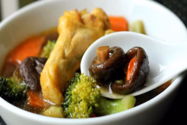 Canh gà nấm. Thịt gà có nhiều dinh dưỡng cho sự phát triển của trẻ. Từ 8 – 10 tháng tuổi trở đi, trẻ có thể bắt đầu ăn được thịt gà. Nấm là một loại nguyên liệu bổ dưỡng, ngon miệng. Kết hợp hai loại thực phẩm này sẽ cho bé yêu một món có hàm lượng dinh dưỡng bậc nhất.