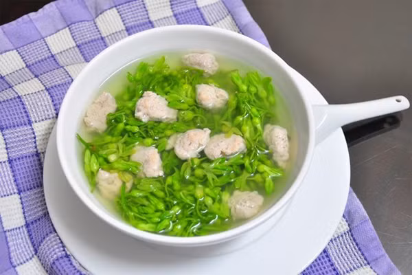 Canh hoa thiên lý và giò sống. Hoa thiên lý có tác dụng an thần, chống rôm sảy cực tốt và có mùi thơm đặc trưng. Hơn nữa nó còn có chất xơ, đạm và các chất bột đường, vitamin C, B1, B2, PP cùng hàm lượng khoáng chất như canxi, phôt pho, kẽm. Kết hợp với giò sống để nấu canh, chắc chắn sẽ không bé nào cưỡng lại được món canh hấp dẫn này.