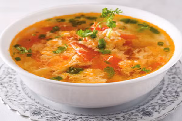 Canh trứng cà chua. Trong cà chua chứa rất nhiều loại vitamin khác nhau như vitamin C, B1, B2, B6, PP... và Lycopen, beta caroten. Cà chua lại rất giàu vitamin A tự nhiên rất tốt cho sự phát triển của mắt trẻ. Trứng gà còn là nguồn cung cấp nhiều acid amin cần thiết và có lợi cho cơ thể.