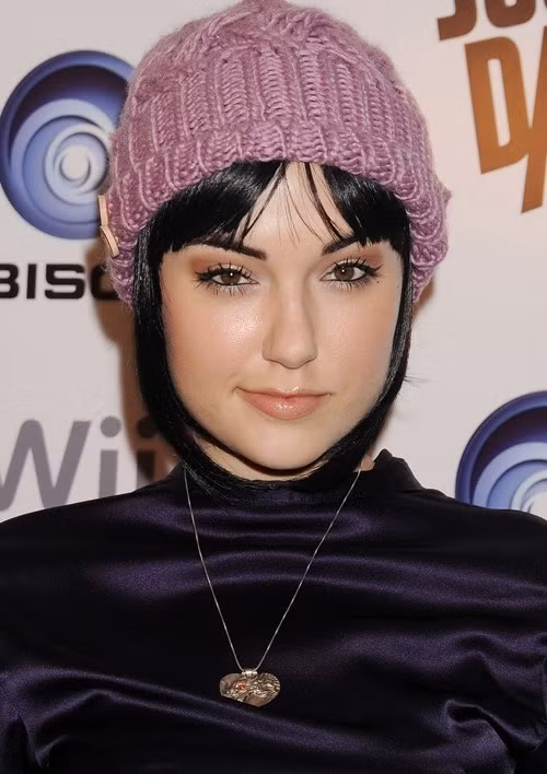 Với mái tóc ngắn, nên chọn kiểu ôm nhẹ khuôn mặt