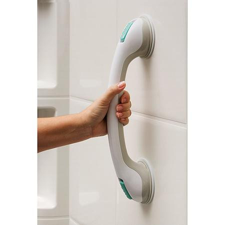 2. Thêm đồ đạc và các thiết bị an toàn trong nhà tắm. Hãy xem xét bồn tắm cũ có nên gỡ bỏ hay không hoặc tạo thêm một chỗ tắm ngồi đề phòng té ngã ở người cao tuổi. Có thể thêm những thanh vịn bên cạnh tường để tăng độ an toàn trong nhà tắm.