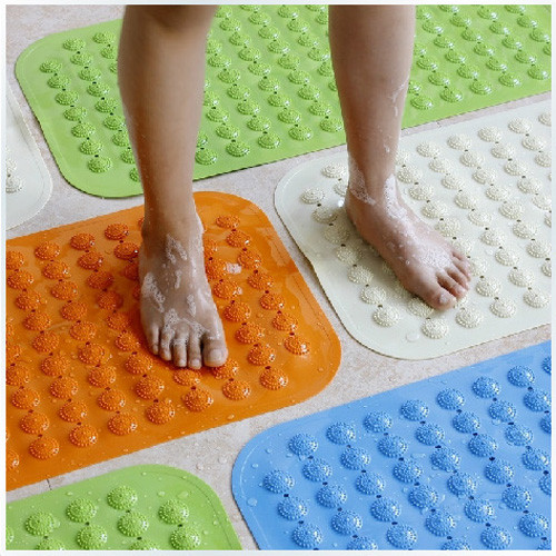 4. Đừng nên lát sàn tắm trơn. Nên thay bằng mặt sàn lát skidproof chống trơn hoặc có thể trải thảm cao su để tăng ma sát nước. Điều này có thể bảo vệ cho cả người già và trẻ em trong gia đình.