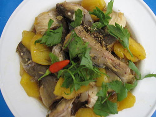 Cá lăng kho khóm. Đây là đặc sản miền tây mùa nước nổi. Món ăn có Vị thơm ngọt của cá lăng hòa lẫn cùng vị chua chua của khóm. Khóm (trái thơm hay còn gọi là dứa) xắt miếng, xào qua với gia vị rồi bỏ ra đĩa.