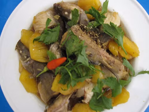 Cá lăng kho khóm. Đây là đặc sản miền tây mùa nước nổi. Món ăn có Vị thơm ngọt của cá lăng hòa lẫn cùng vị chua chua của khóm. Khóm (trái thơm hay còn gọi là dứa) xắt miếng, xào qua với gia vị rồi bỏ ra đĩa.