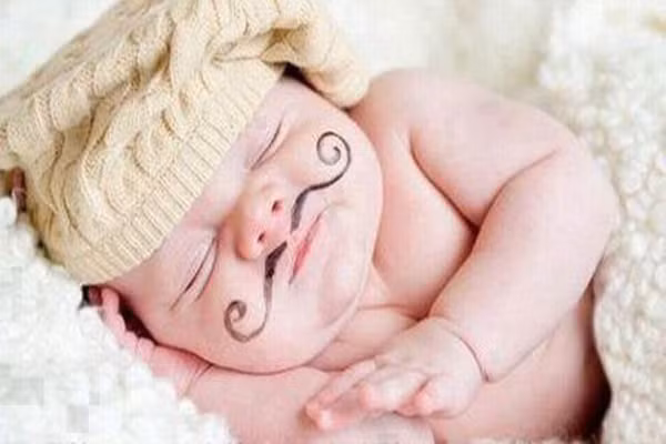 Không nên giữ bé quá nóng. Vì nóng quá có liên quan đến chứng đột tử trẻ sơ sinh (SIDS). Tránh điều này bằng cách giữ chỗ ngủ của bé xa nơi tản nhiệt, máy sởi hoặc ánh sáng mặt trời trực tiếp. Đừng để nước nóng hoặc một chiếc chăn điện trên giường.