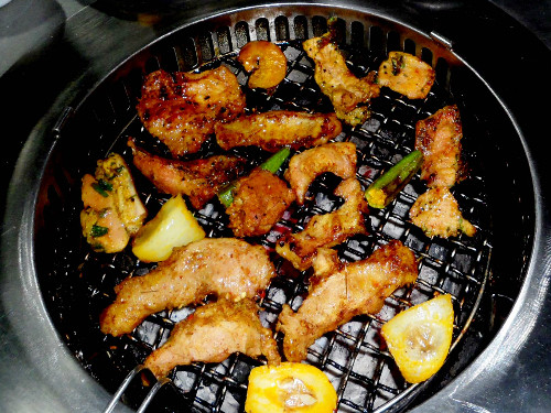 Khi nướng phải chú ý nướng lần lượt, nướng chín 1 mặt rồi đảo đi nướng mặt khác, không nên đảo đi đảo lại, như vậy vừa tốn thời gian, vừa lâu chín thịt.