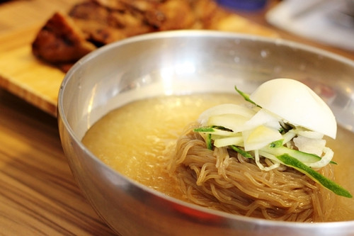 Mỳ lạnh Hàn Quốc có thể là miến xào, mì xào, mì khô, mì với nước dùng lành lạnh man mát, song tất cả đều có chung đặc điểm là sợi mì mảnh, vị thanh nhẹ, ăn kèm với các thực phẩm giải nhiệt như đậu xanh, đậu đen, giá đỗ, rau củ, những loại thịt tính hàn…