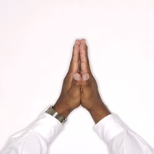 5. Bài kiểm tra “vị trí cầu nguyện”. Chắp tay kiểu cầu nguyện truyền thống, lòng bàn tay úp vào nhau và các ngón tay thẳng. Sau đó thử uốn dẻo cổ tay, nếu cổ tay không uốn dẻo linh hoạt hoặc các khớp tay và ngón tay không thẳng thì đây có thể là chỉ số bệnh viêm khớp dạng thấp (RA) làm cho các khớp bị sưng và cứng lại làm cho ngón tay trở nên cong.