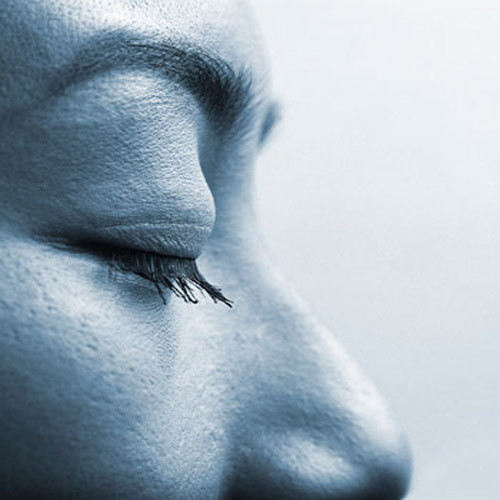 4. Bài kiểm tra với mũi và gót chân. Đầu tiên hãy nhắm mắt lại và dùng tay chạm mũi chính xác, đổi bên tay sau đó. Tiếp theo, hãy nằm ngửa, duỗi thẳng hai chân và lấy gót chân bên này chỉ đúng lên đầu gối bên kia.