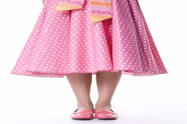 2. Kiểm tra thăng bằng tĩnh Romberg. Đứng thẳng hai chân chụm vào nhau, hai tay thả lỏng hai bên. Nhắm mắt lại đứng yên trong vòng một phút. Bạn cảm thẫy vẫn đứng vững thì không có vấn đề gì. Tuy nhiên, nếu cảm thấy người lắc lư hoặc muốn chúi về phía trước, tốt nhất hãy đi làm xét nghiệm.