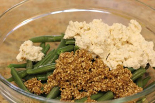 Với món salad đậu xanh, sau khi giã hạt vừng trắng, thêm miso vào và trộn với đậu xanh, đậu phụ sẽ có ngay salad đậu xanh ngon cho mùa hè.