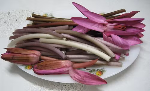 Bông súng mắm kho. Bông súng là loài rau đồng, mọc những nơi vùng đất trũng, đọng nước bùn. Bông súng nhổ về để nguyên cọng rửa sạch, tước vỏ bên ngoài, để cho ráo nước. Mắm kho ngon thường là mắm cá linh, cá sặc…