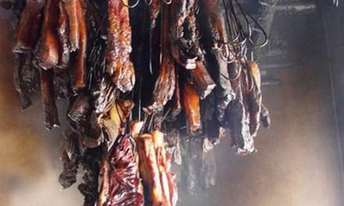 Người Cơ Tu thường ăn thịt muối chua kèm với những loại rau rừng. Thịt chua Quảng Nam đặc biệt hấp dẫn với vị cay của ớt và riềng và vị thơm của quế.