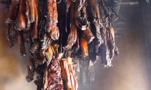 Người Cơ Tu thường ăn thịt muối chua kèm với những loại rau rừng. Thịt chua Quảng Nam đặc biệt hấp dẫn với vị cay của ớt và riềng và vị thơm của quế.