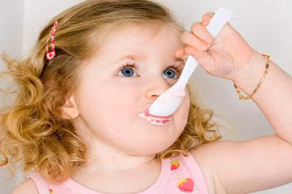 Tuy nhiên, vẫn cần bổ sung đầy đủ chất dinh dưỡng cho cơ thể bé. Với các phế phẩm từ sữa thì mẹ hãy lấy ra khỏi tủ lạnh 1 tiếng cho đỡ lạnh. Cho con uống nước ấm hoặc nước hoa quả cũng cần ấm để đảm bảo sức khỏe bé.