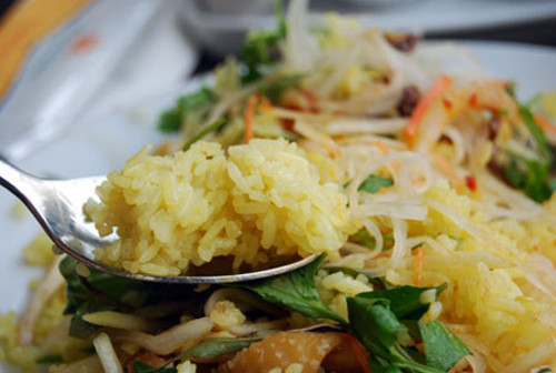 Ngoài ra, còn thêm một bát canh có lẽ là nước luộc gà nóng hổi đi kèm. Giá cho mỗi suất cơm gà Hội An tại đây tương đối đắt: 65.000 đồng/suất. Đây là một nhà hàng khá lịch sự, 4 tầng lừng lững nằm ngay đầu phố Cửa Đông.