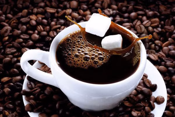 Các chuyên gia khuyên rằng, bạn chỉ nên cho thêm 1 – 2 thìa đường hoặc lượng nhỏ sữa sẽ làm cho cơ thể hấp thụ caffein ở tốc độ chậm và hợp chất chống lão hóa polyphenol cũng được tích tụ hiệu quả hơn.