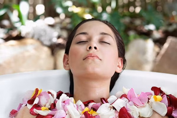 Giảm đau cơ bắp. Chỉ cần nhỏ 4-6 giọt tinh dầu hoa hồng vào nước thật nóng hoặc thật lạnh. Thấm nước đã pha tinh dầu vào một miếng gạc và đắp trực tiếp lên vùng cơ bị đau và ủ vết thương. Liệu pháp này đặc biệt hữu dụng để giảm đau nhức ở những vùng cơ bị viêm.