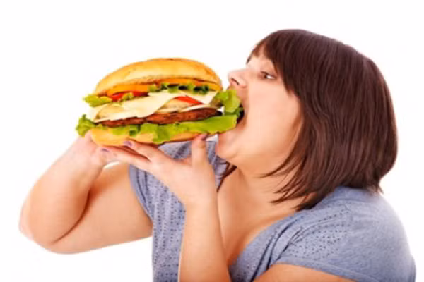 2. Bệnh tiểu đường lọai 2 không chỉ ghé thăm những người thừa cân. Bệnh tiểu đường từng được coi là bệnh của tuổi già. Tuy nhiên, ngày càng nhiều người chiếm khoảng 15%, nhất là giới trẻ có thân hình mỏng manh mắc bệnh này. Trông bạn có thể nhìn ngoài rất khỏe mạnh, song thói quen xấu trong sinh hoạt như bỏ bữa, ăn uống thất thường cũng gây ra bệnh tiểu đường.