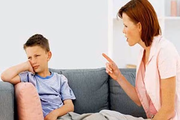 Luôn chỉ trích con. Bạn luôn nhìn thấy sai lầm của con và muốn con hoàn thiện hơn bằng cách khắc phục những lỗi đó. Bạn bỏ qua những điểm tích cực của con và xem đó là điều đương nhiên. Đấy không phải là cách giúp trẻ ngày càng tự tin và có ý thức phấn đấu hơn, bởi lúc nào trẻ cũng sợ phải nghe phán xét, chỉ trích từ bạn.