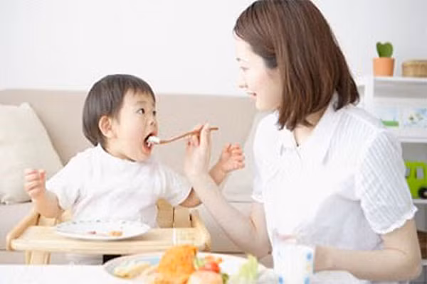 Để tránh cho bé khỏi nguy cơ bị dị ứng thực phẩm và an toàn cho hệ tiêu hóa còn non nớt của bé thì mẹ nên cho bé ăn cá khi bé đủ 8 tháng tuổi. Tuy nhiên, nếu con bạn hoàn toàn không có tiền sử gia đình dị ứng thực phẩm hoặc bệnh hen suyễn thì bé cũng có thể ăn sớm hơn.