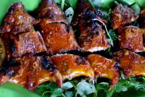 Chuột đồng nướng lu. Chuột để nướng lu phải là những chú chuột đã ăn no lúa chín, béo múp míp, được làm sạch ruột, cắt móng, rồi tẩm ướp gia vị trong khoảng 15 phút, sau đó móc từng con vào lu.