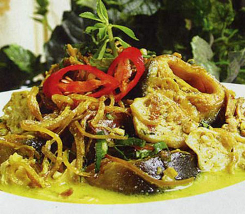 Cuối cùng, khi cá đã có độ nhừ thì thêm vào hoa chuối cùng các loại hành, rau mùi, rau răm là được. Thưởng thức món canh cá nấu hoa chuối ngay khi còn nóng mới cảm nhận được vị giòn, bùi từ hoa chuối, chút tanh ngọt của cá, cay cay của ớt cùng mùi thơm nức của các loại rau gia vị.