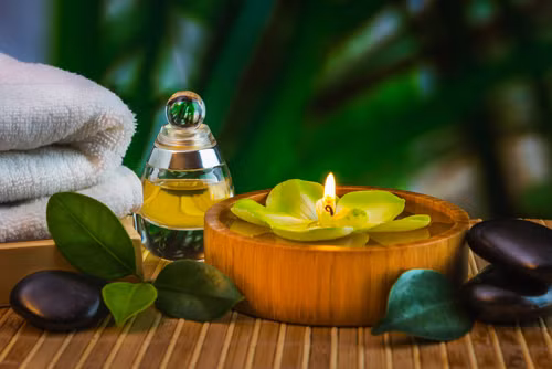 Tinh dầu cây trà. Nhỏ một vài giọt tinh dầu cây trà vào nốt ruồi 2-3 lần/ ngày. Tiếp tục thực hiện cho đến khi nốt ruồi hoàn toàn biến mất.