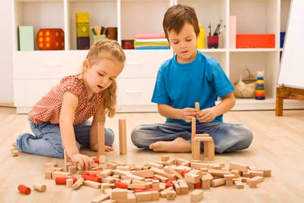 2. Đồ chơi Lego. Là loại đồ chơi giữ cho thần kinh và đôi tay luôn bận rộn. Lego là loại đồ chơi với khả năng sáng tạo vô tận. Hơn nữa, có hàng trăm hàng nghìn loại Lego phù hợp cho bé trai bé gái.