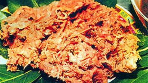 Nếu muốn thịt chua nhanh được ăn, người ta có thể thái nhỏ miếng thịt và để ở nơi có nhiệt độ cao. Yếu tố quyết định sự khác biệt và tạo nên vị chua của thịt là cơm. Sau khi thịt lợn được bóp đều với các loại gia vị, người ta tiến hành ủ chua thịt.