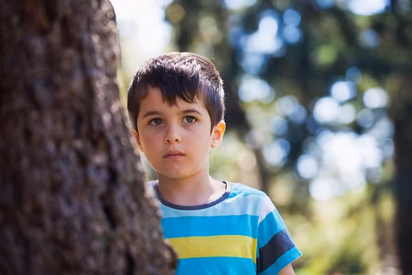 3. Trẻ cần được dạy cách giao lưu bằng mắt, bắt tay, mỉm cười và trò chuyện một cách đúng mực. Hãy nhập vai và dạy con cách tham gia một trò chơi, giới thiệu con với những đứa trẻ khác trong bữa tiệc, hoặc sắp xếp một buổi đi chơi.