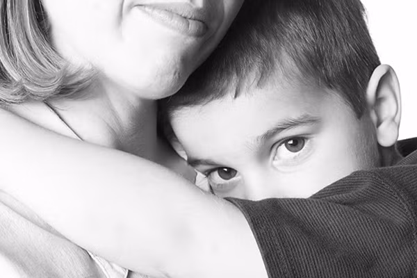 7. Không tạo áp lực cho bé. Mẹ đừng bao giờ quát mắng và trừng phạt nếu bé tỏ ra thô lỗ hoặc không trả lời khi có ai đó hỏi chuyện. Hãy làm cách nào đó nhẹ nhàng để bé tự nguyện chào hỏi, bắt chuyện với người khác mà không ảnh hưởng đến tâm lý trẻ