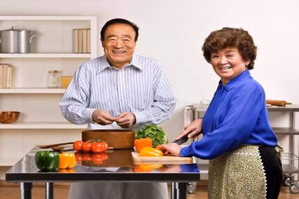 Chế độ ăn nên được kiểm soát, giàu dinh dưỡng nhưng số lượng vừa phải để hạn chế các bệnh về tim, béo phì, huyết áp, tiểu đường tuýp 2 và bệnh loãng xương. Chú ý bổ sung nhiều canxi và vitamin D ở độ tuổi này.