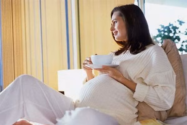 7. Phụ nữ mang thai không nên uống trà xanh. Tuy rằng, trà xanh có chứa caffein, nhưng trái lại nó lại có rất nhiều chất chống oxy hóa, ngăn chặn tổn thương các tế bào trong cơ thể. Tốt hơn là, phụ nữ mang thai nên nói chuyện với bác sỹ để có lựa chọn tốt nhất.