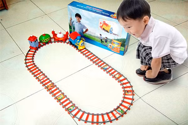 1. Tàu hỏa. Rất nhiều trẻ yêu thích món đồ chơi này. Cô cậu nhóc sẽ có thể bắt chước tiếng còi, học cách lái của chú lái tàu. Thậm chí, có thể con còn tưởng tượng ra những cách va chạm tàu và cách xử lý tình huống gặp phải trên đường ray.