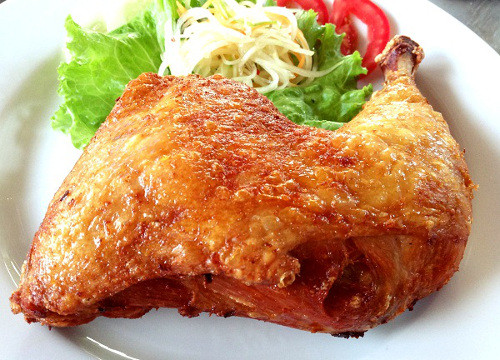 Cơm gà xối mỡ Đình Ngang. Ấn tượng đầu tiên của thực khách khi nhìn thấy suất cơm gà xối mỡ là miếng gà khá bự, vàng rụm, nóng giòn và thơm phức. Hạt cơm rang cháy cạnh màu đỏ hồng và thơm mùi cà chua.