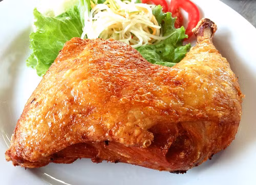 Cơm gà xối mỡ Đình Ngang. Ấn tượng đầu tiên của thực khách khi nhìn thấy suất cơm gà xối mỡ là miếng gà khá bự, vàng rụm, nóng giòn và thơm phức. Hạt cơm rang cháy cạnh màu đỏ hồng và thơm mùi cà chua.