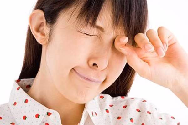 5. Xuất hiện điểm mù trong tầm nhìn, lung linh như ánh đèn hoặc lượn sóng. Có thể bạn bị cơn đau nửa đầu làm choáng váng tầm nhìn. Hiện tượng này thường kéo dài khoảng một giờ đồng hồ có thể kèm theo hiện tượng nhức đầu hoặc không.