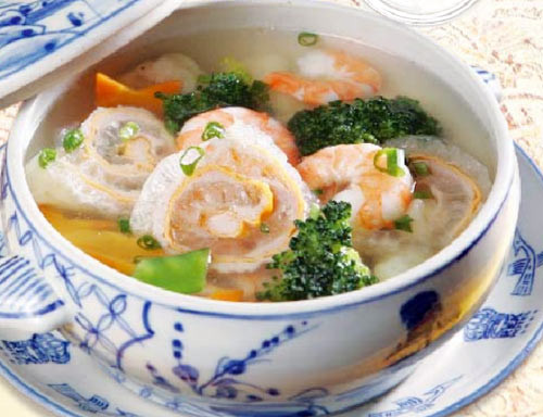 Canh tôm bóng cá. Món canh này thích hợp cho bữa cơm gia đình vào những dịp sum họp. Tôm bỏ đầu, lột hết vỏ, bóng cá ngâm mềm, để ráo, cắt miếng. Trứng gà đánh tan, chiên thật mỏng.