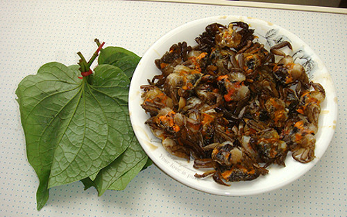 Cua đồng rang lá lốt. Cua đồng bắt và lá lốt làm sạch rang chung với nhau. Món ăn có vị giòn tan của cua đồng kết hợp cùng vị thơm đặc trưng của lá lốt. Món này ăn cùng cơm nóng rất tuyệt.