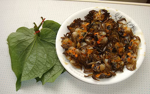 Cua đồng rang lá lốt. Cua đồng bắt và lá lốt làm sạch rang chung với nhau. Món ăn có vị giòn tan của cua đồng kết hợp cùng vị thơm đặc trưng của lá lốt. Món này ăn cùng cơm nóng rất tuyệt.