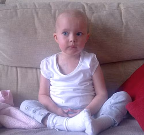 Olivia bị cạo trọc đầu để điều trị hóa trị