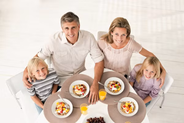 Vậy nên, nếu đang độ tuổi dưới 40, bạn nên xây dựng một chế độ ăn uống gồm nhiều canxi như sữa hoặc tập các bài tập liên quan đến chạy hoặc nhảy. Nếu người 40 tuổi trở lên, vẫn cần duy trì ăn chế độ ăn dinh dưỡng, bổ sung thêm canxi, magiê, vitamin D và tập thể dục thường xuyên.