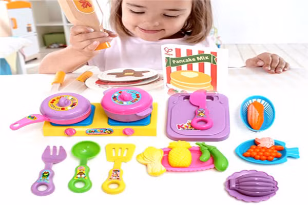 3. Đồ chơi bộ nhỏ như thị trấn nhỏ, lâu đài, trạm cứu hỏa, nhà búp bê, máy bay, siêu anh hùng cho phép trẻ con tưởng tượng và tự vẽ ra đối tượng để chơi. Tất cả những loại đồ chơi này nên nhỏ gọn vừa tay bé.