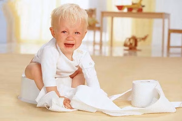 Khi mẹ pha sữa bột và sữa mẹ, sữa sẽ đặc hơn bình thường. Theo chuyên gia dinh dưỡng, nếu trẻ thường xuyên uống sữa đặc sẽ gây đau bụng, táo bón, ăn uống không ngon hoặc thậm chí không muốn ăn. Đặc biệt một số trẻ còn bị viêm ruột non cấp tính khi ăn uống quá đặc.