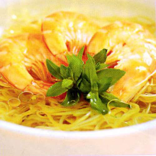 Nêm gia vị cho vừa. Cho tôm nấu trong 5 phút rồi cho hoa chuối và nước me vào nấu sôi lại, tắt bếp. Truớc khi chế biên, bạn có thể bóc bỏ vỏ tôm bằng cách ngâm tôm vào phèn chua hoà tan trong nước. Làm như vậy, bạn bóc vỏ tôm dễ dàng hơn và thịt tôm không còn bị dính vào vỏ.