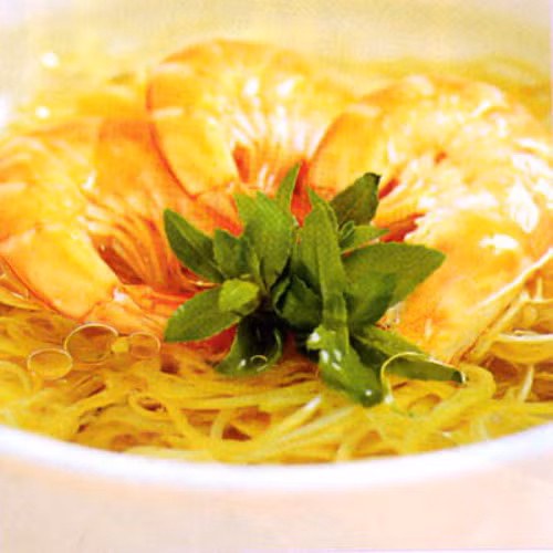 Nêm gia vị cho vừa. Cho tôm nấu trong 5 phút rồi cho hoa chuối và nước me vào nấu sôi lại, tắt bếp. Truớc khi chế biên, bạn có thể bóc bỏ vỏ tôm bằng cách ngâm tôm vào phèn chua hoà tan trong nước. Làm như vậy, bạn bóc vỏ tôm dễ dàng hơn và thịt tôm không còn bị dính vào vỏ.