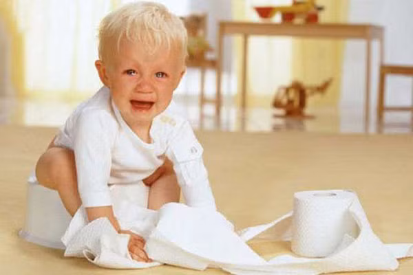 7. Tiêu chảy. Môi con khô, hay nôn mửa và đi tiêu chảy nhiều đồng thời da bị dúm lại khi bạn ấn lên, thì đây là một trong những triệu chứng của việc mất nước và cần phải bổ sung nước. Đưa trẻ đi truyền nước và bổ sung ăn uống nhiều nước để đưa chất lỏng vào cơ thể nếu không bé rất dễ bị sốc.